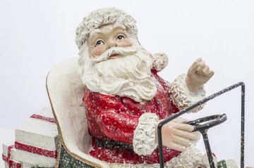 Украшение Деда Мороза на машине новогодними подарками
