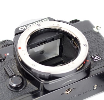 Зеркальная камера OLYMPUS OM-2 для ПЛЕНКИ 35 мм ЧЕРНАЯ