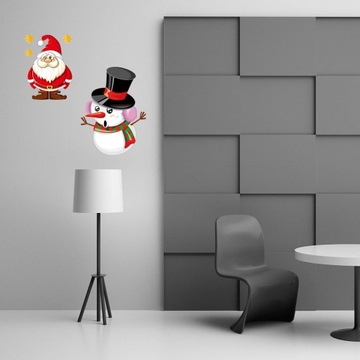 Праздничное окно заклеено рождественскими наклейками на стекло