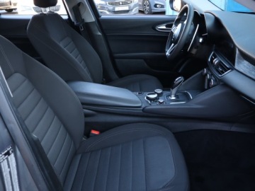 Alfa Romeo Giulia II Sedan 2.0 Turbo 200KM 2018 Alfa Romeo Giulia 2.0 Turbo, Salon Polska, zdjęcie 8