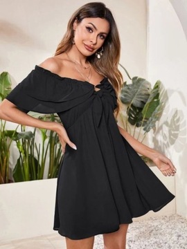 Sukienka czarna z odkrytymi ramionami z falbankami