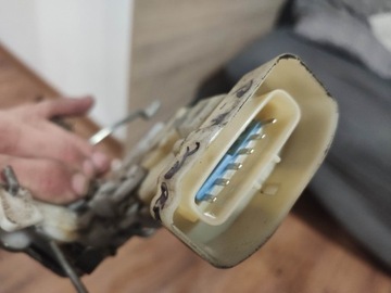 KL ZÁMEK DVEŘE PRAVÝ PŘEDNÍ TOYOTA YARIS I 99- 6PIN 6 PIN KLIKA