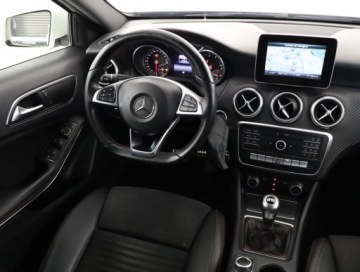 Mercedes Klasa A W176 Hatchback 5d Facelifting 180 122KM 2017 Mercedes A A 180, Salon Polska, Skóra, Navi, zdjęcie 6