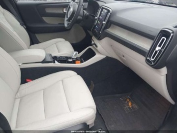 Volvo XC40 2024 Volvo XC 40 B5 Plus Dark Theme 2024 2.0l 2.0 Benzyna 247KM, zdjęcie 9