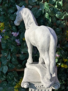 Большая лошадь из бетона.Садовая фигура от производителя.