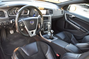 Volvo V60 I Kombi Facelifting 2.0 D4 DRIVE-E 190KM 2018 Volvo V60 2,0D4 190Km R-Design Alcantara Led Navi, zdjęcie 4
