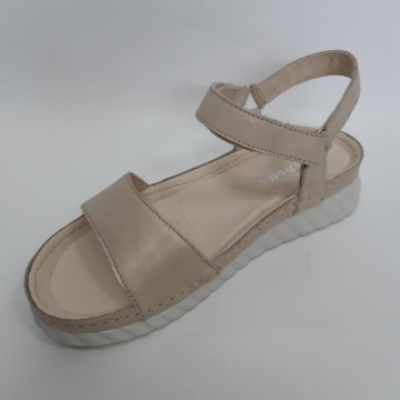 Удобные босоножки из кожи бежевого цвета с жемчугом, размер 40.
