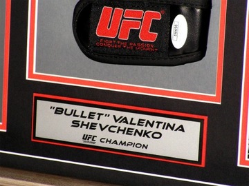 Перчатка Валентины Шевченко с автографом легенды UFC в красивой рамке ХИТ