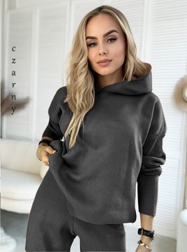 Модный, удобный трикотажный спортивный комплект с капюшоном.