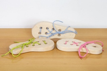 Деревянная колодка для обучения завязыванию учебной обуви.