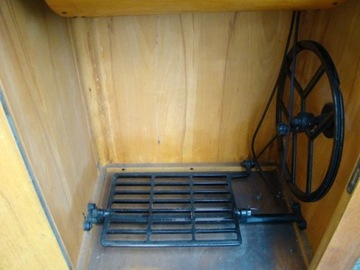 Zabytkowa maszyna do szycia w zabudowie Łucznik 82