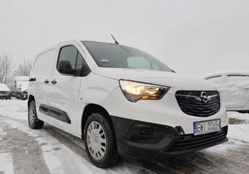 Opel Combo E Kombivan 1.5 Diesel 102KM 2019 Opel Combo 2019r, 1.5 Diesel. Delikatnie przetarty prawy bok. Jezdzi. 1.5