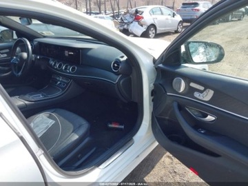 Mercedes Klasa E W214 2023 Mercedes-Benz Klasa E 350 4Matic 2023 2.0l 2.0 Benzyna 255KM, zdjęcie 9