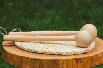 Большой шар для замешивания теста, деревянная палочка, пестик, кухонные принадлежности.