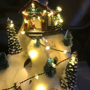 Świąteczna wioska ze stokiem narciarskim SCENKA