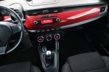 Alfa Romeo Giulietta Nuova II Hatchback 5d 1.4 TB 16v Mair 170KM 2011 Alfa Romeo Giulietta 1.4 T MultiAir, zdjęcie 7