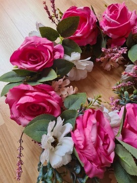 wianek kwiatowy z róż fuksja 45cm