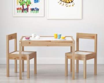 Комплект мебели Икеа из трех предметов. сосна