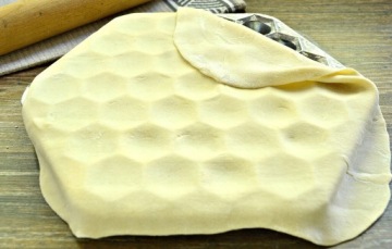 ФОРМА толстая металлическая для ушей, пельменей, ушей, 37 шт.