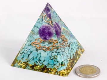 PIRAMIDKA Z ŻYWICY ORGONIT TURKUS AMETYST OCZYSZCZANIE CZAKR BIOENERGIA 6cm