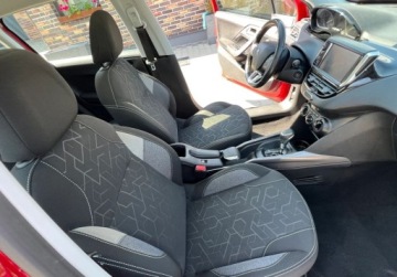 Peugeot 2008 I SUV Facelifting 1.2 PureTech 110KM 2018 Peugeot 2008 Automat Panorama Nawigacja 1.2 Benzyna 110KM, zdjęcie 10