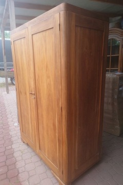Старый старинный деревянный двухдверный шкаф