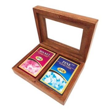 Dwie talie kart w drewnianym pudełku ze szklanym topem