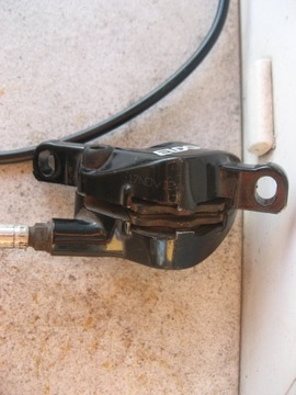 Передний правый велосипедный дисковый тормоз Avid.