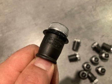 ORIGINÁLNÍ ZÁSLEPKA HNÍZDO ZAPALOVAČE AUDI VW SKODA SEAT 8W0919311