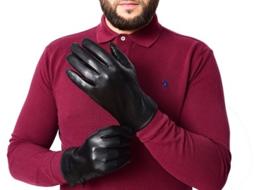 Мужские кожаные перчатки изолировали черную кожу