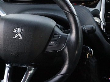Peugeot 2008 I SUV Facelifting 1.2 PureTech 110KM 2017 Peugeot 2008 1.2 PureTech, Salon Polska, zdjęcie 16