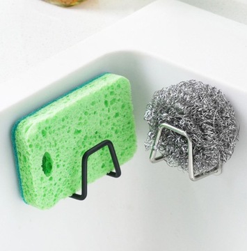 Металлический держатель для губки на стену кухонной мойки.