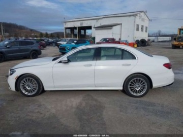 Mercedes Klasa E W213 2022 Mercedes-Benz Klasa E 350 4Matic 2022 2.0 Benzyna 255KM, zdjęcie 2