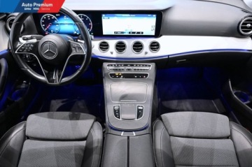 Mercedes Klasa E W213 Limuzyna Facelifting 2.0 E220d 194KM 2022 Mercedes-Benz Klasa E 220dFV23Reflektory LED StatyczneOswietlenie Ambiente, zdjęcie 10