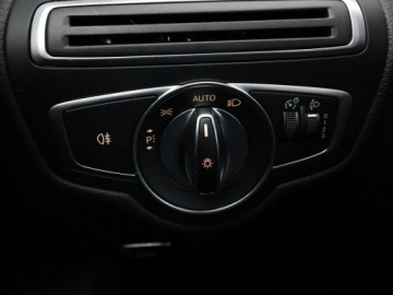 Mercedes Klasa C W205 Limuzyna 180 156KM 2018 Mercedes C 180 automat półskóra klima auto, zdjęcie 33