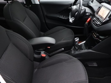 Peugeot 208 I Hatchback 5d Facelifting 1.2 PureTech 82KM 2017 Peugeot 208 1.2 PureTech, Salon Polska, zdjęcie 8