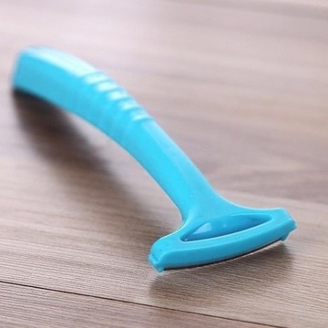 Удаление омертвевшей кожи скребком для ног