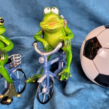 ФИГУРА ЛЯГУШКИ НА ВЕЛОСИПЕДЕ