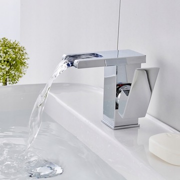 Отдельно стоящий хромированный смеситель для умывальника