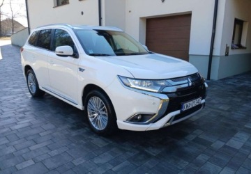 Mitsubishi Outlander III SUV PHEV Facelifting 2020 2.4 PHEV 224KM 2020 Mitsubishi Outlander Mitsubishi Outlander 2.4 4WD Diamant 2.4 224KM