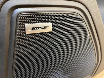 BOK DVEŘE ZADNÍ PRAVÝ BOSE PORSCHE MACAN 1