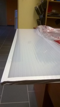 Sufit podwieszany z poliwęglanu komorowego 10mm + laminat NRO, 595x595mm