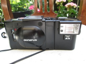 Aparat Olympus XA + Lampa Olympus A11