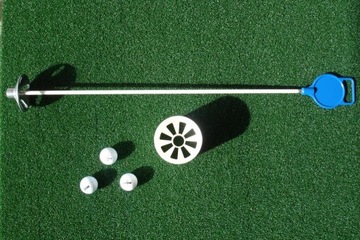 Dołek z masztem na putting green.