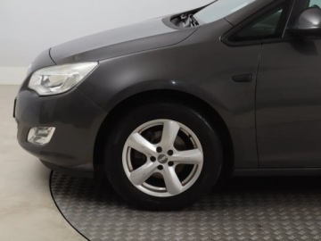 Opel Astra J Hatchback 5d 1.4 Turbo ECOTEC 140KM 2011 Opel Astra 1.4 T, Klima, Tempomat, Parktronic,ALU, zdjęcie 14