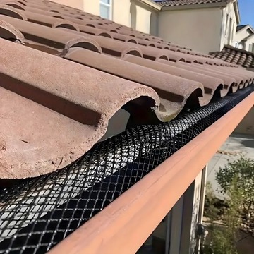 СЕТКА ДЛЯ ЗАЩИТЫ ЖЕЛОБА ОТ ЗАГРЯЗНЕНИЙ ЛИСТА 0,18Х6М ЗАЖИМЫ