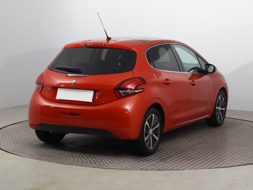 Peugeot 208 I Hatchback 5d Facelifting 1.2 PureTech 82KM 2017 Peugeot 208 1.2 PureTech, Salon Polska, zdjęcie 4