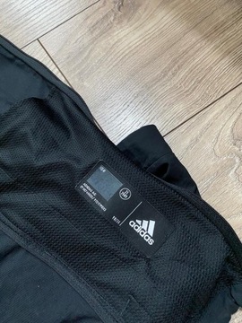 КУРТКА ВЕТРОВКА ДЛЯ БЕГА ADIDAS PRIMEBLUE ЧЕРНАЯ СО СВЕТООБРАЗНЫМ ОБРАЗОМ XS