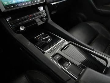 Jaguar F-Pace SUV 2.0 i4D 180KM 2018 Jaguar F-PACE 20d Automat AWD Prestige Navi, zdjęcie 28