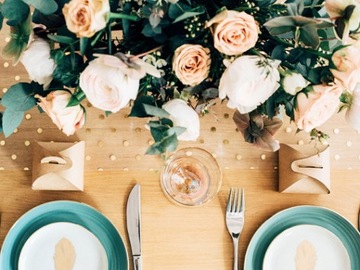 УКРАШЕНИЕ СТОИТ СТОЛИКА из органзы БЕЛОЕ С ЗОЛОТЫМИ ТОЧКАМИ КРЕЩЕНИЕ СВАДЬБА 36смx9м